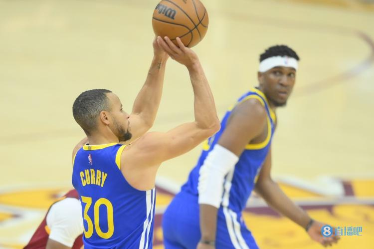  库里单节21分勇士大胜鹈鹕巩固榜首位置  